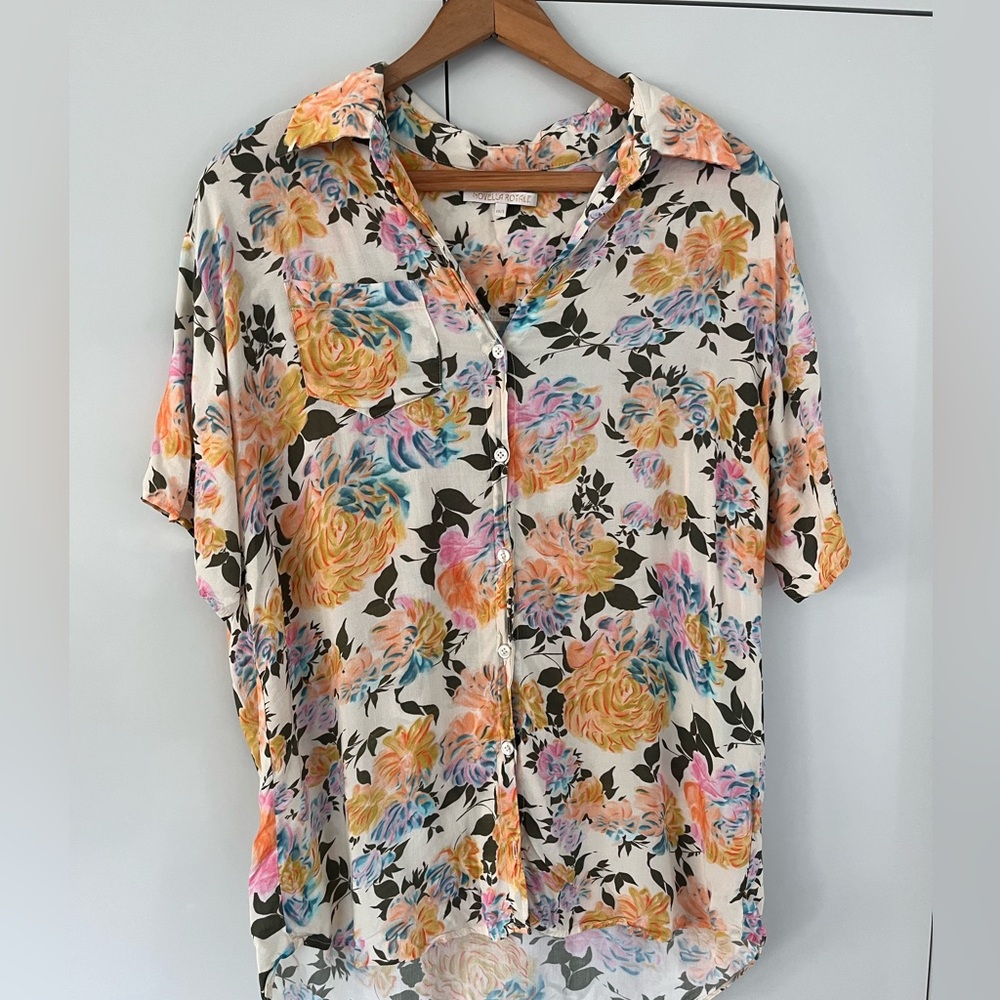 Novella Royale floral button up short sleeve top. M/L ✨